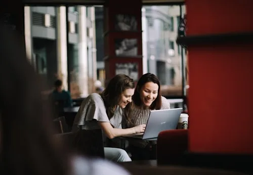 Hosté v kavárně pracují na notebooku