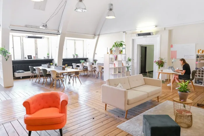 Coworkingový prostor s pracovními stoly